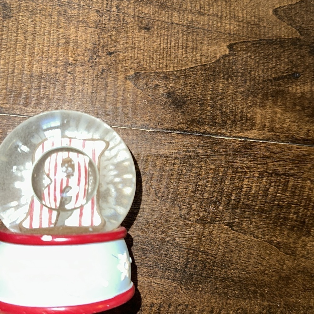 Miniature R initial Christmas snow globe - Picture 4 of 7